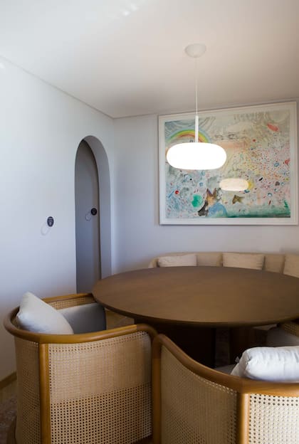 Mesa y sillones (Fontenla). Lámpara colgante (IDEA). Obra sin título, de María Fasoli (Diderot.art)