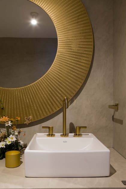 Grifería (FV). Bacha (Ferrum). Mesada Prima “Taj Mahal”. Espejo (Franco Franceschini).