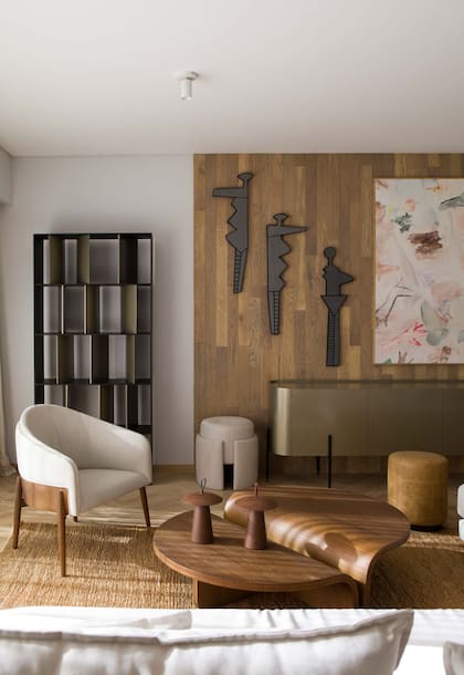 Obras sin título, de Diana Chorne (Diderot.art). Revestimiento de madera en paredes (Patagonia Flooring).