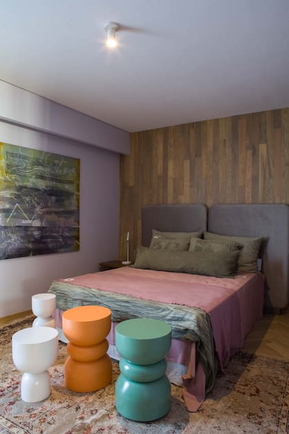 Ropa de cama y textiles (Casa Tarlo). Alfombra (Marhaba). Obra de Andrés Latorre, “Cascada Blanca” (Diderot.art). Cama y tótems (Fontenla).