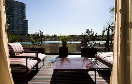 El paisajismo estuvo a cargo de Polen Urbano. Muebles (Fontenla).