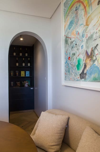 La puerta lleva a un espacio aprovechado como despensa, bodega y vajillero.