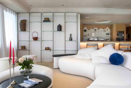 El sillón, que sigue la forma orgánica del espacio, se dispuso de cara a la laguna, para disfrutar de la vista en cualquier momento del día.