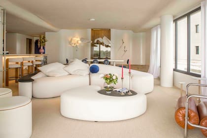 Sillón (Walmer). Puffs (Sierra). Alfombra (Rugit).