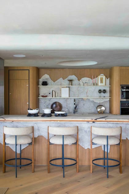 Las banquetas "44" (La Feliz) suman color de forma sutil. Sobre la barra, sistema de cocción Pitt Cooking.