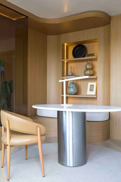 Jarrones pintados a mano con apliques de bronce provenientes de Vietnam (Desde Asia).