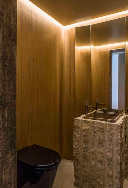 Porcelanato “Bare Marfil” en Wet Grip (San Lorenzo Design). Grifería (Fv). Bacha en mármol "Bosque" sobre base en granito "Costra" de “Blanco Dallas” (De Stefano, desarrolados por Ital Piedras).