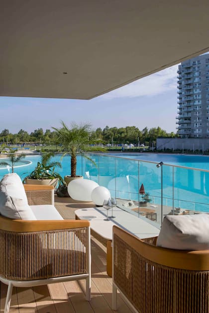 Para generar una atmósfera cálida cuando baja el sol, se colocaron piedras luminosas 'Luma' de exterior (Idea Iluminación).