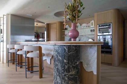 Pie de la isla torneado en granito "Amadeus" con terminación "Leather" (De Stefano, desarrollada por Ital Piedras). Arreglo de Protea, estudio floral.