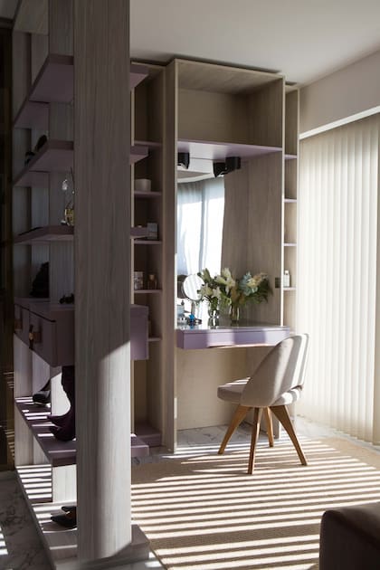 Las cortinas (Darlux Paola Rosenfeld) permiten regular la entrada de luz en el sector más femenino del departamento. Alfombras (Barsante). Escritorio (Muebles Elite).