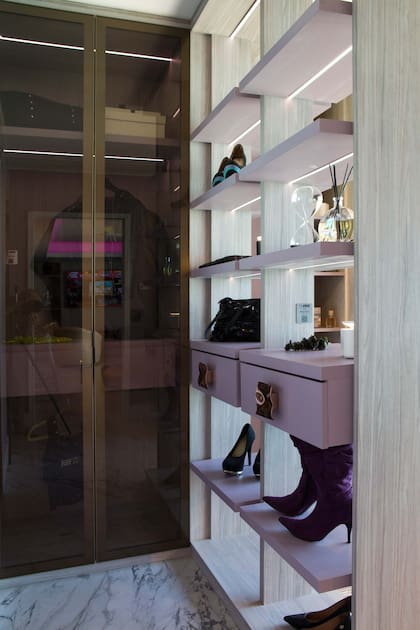 Porcelanato “Boscos Natural” satinado (San Lorenzo Design). Mueble en melamina (FaPlac) diseñado por DiMario. Herrajes en bronce (Zen). Prendas (Reptiz).