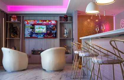 Televisores (LG). Mueble gamer (Muebles Elite). Poltronas (Lumare).