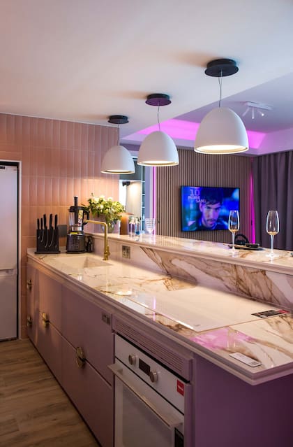 Mesada en porcelanato “Boscos Natural” satinado (San Lorenzo Design). Horno, anafe y heladera (Tekka). Grifería (FV). Cuchillos (Vassa). Licuadora (Peugeot).