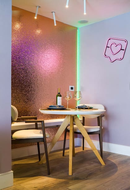 Vajilla (Tutto per la casa). Revestimiento de pared (Arkki Wall). Mesa (Lumare).