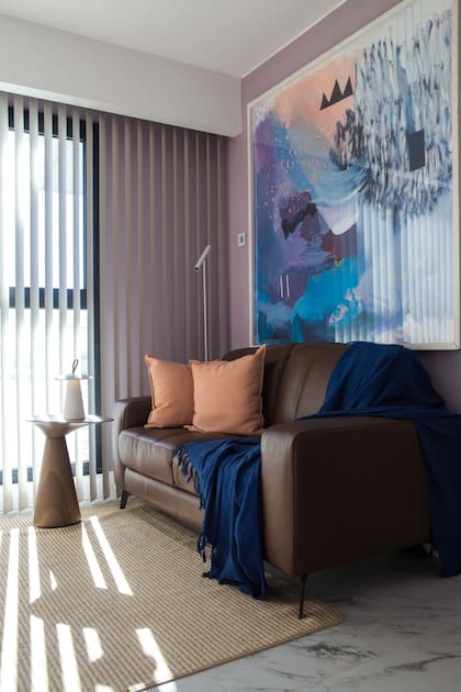 Porcelanato “Breccia Capraia Blanco” satinado (San Lorenzo Design). Obra “Fantasma” de Valeria Vilar (Diderot.art). Sillón (Missura). Lámparas (IDEA).