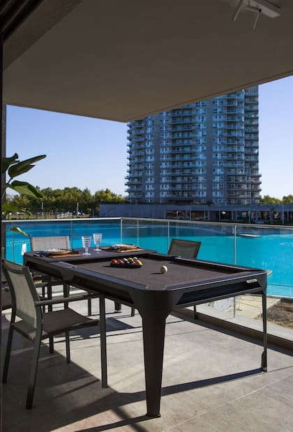 Porcelanato “Neubau Noce” en “Natural Feel” (San Lorenzo Design). Mesa de pool (Cornilleau).