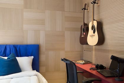 Silla (Grupo (a)2). Los paneles "Smart" (Patagonia Flooring) reducen la reverberancia, propalación del sonido y la disipación térmica.