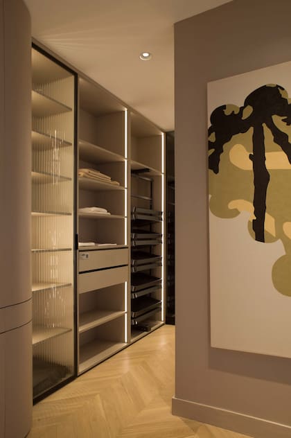 El vestidor fue realizado por Canessa Muebles en melamina “Sahara” de la línea “Étnica” (Faplac).