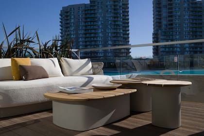 Muebles (Higold). Deck “Fusion” (Patagonia Flooring). El paisajismo estuvo a cargo de Toutou Paisajismo.