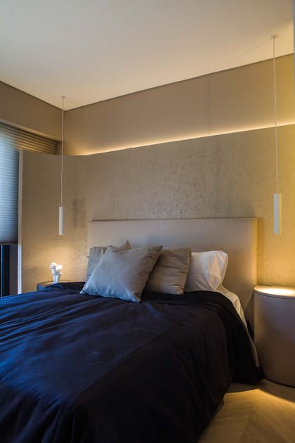 La iluminación resalta el respaldo de cama, generando mayor profundidad a las capas de materiales.