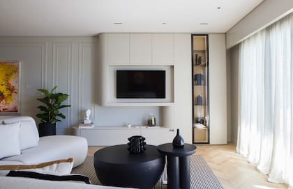 Saramaga y Caviglia lograron muebles modernos y funcionales que se contagian del espíritu clásico reforzado por el color y las molduras del revestimiento.