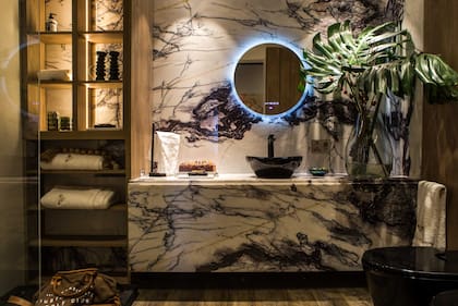 Bacha 'Tori Cuenco' y espejo inteligente 'Solda' (Ferrum). Grifería 'Epuyén' negro mate (FV).