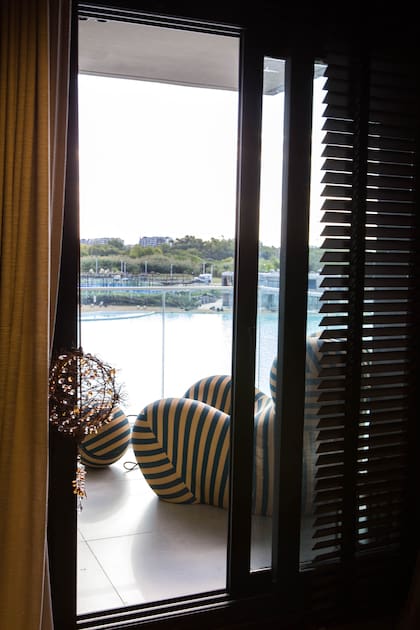 Persianas americanas y cortinas de tela de Hunter Douglas by Control Solar. Sillón (Loly Albasini) ideal para una contemplación mullida y confortable.