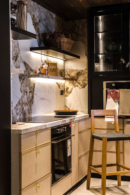 Bajomesada en melamina ‘Yute’ (Faplac) con una vaina de madera natural alrededor. Horno y anafe (Tekka).