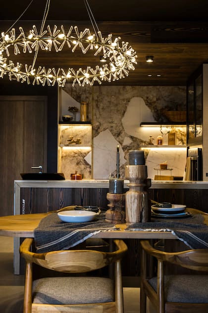 La araña tiene 1m de diámetro y cada uno de los caireles está enroscado de forma independiente (Loly Albasini).