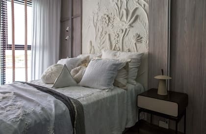 Artefactos de iluminación (Idea). Cama, mesa de luz, almohadones y ropa de cama (Loly Albasini)