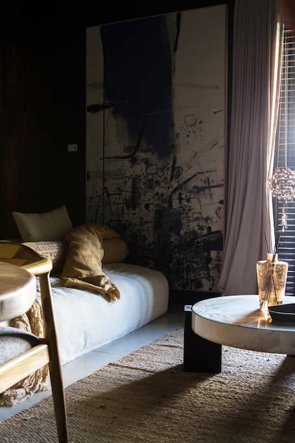 La mesa de centro 'Milán' (Loly Albasini) une piedra y chapa de madera natural.