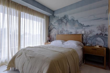 Cortinas de lino de Hunter Douglas. El centro focal es el mural de Mercedes Costal “The Emperor’s Journey”.