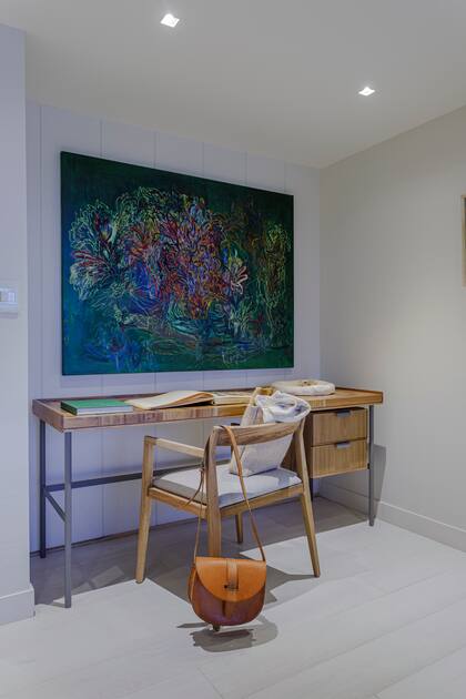 El segundo escritorio es de una línea diferente al central, pero juntos quedan muy bien. Arriba, obra de Dolores Castaño, “Noche Verde” (Diderot.art). Para transmitir calma, las paredes se pintaron de tonos neutros (Colorín).