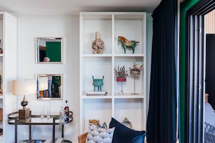 Livianas a pesar de su color negro, las cortinas de lino traslúcido (Hunter Douglas) funcionan muy bien con el verde protagónico. Antigüedades de La Contenta.