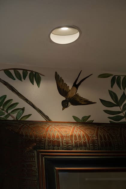 Buscando que el toilette no resultara impersonal, se sumó un espejo con marco de madera delicadamente trabajada.