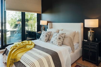 En todo el departamento, piso de madera (Patagonia Flooring).