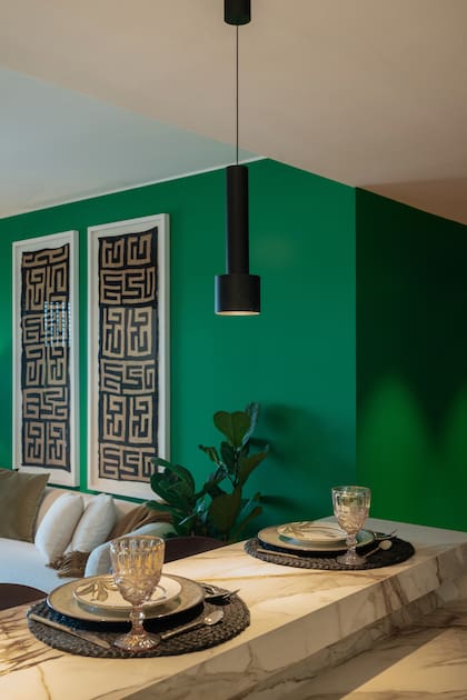 La cocina se integra con el living, pero sectorizada mediante la barra pensada para las comidas diarias e informales.