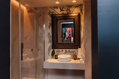 Mesada de Prima 'Onyx White' (De Stefano). Bacha 'Tori Cilíndrica' (Ferrum).