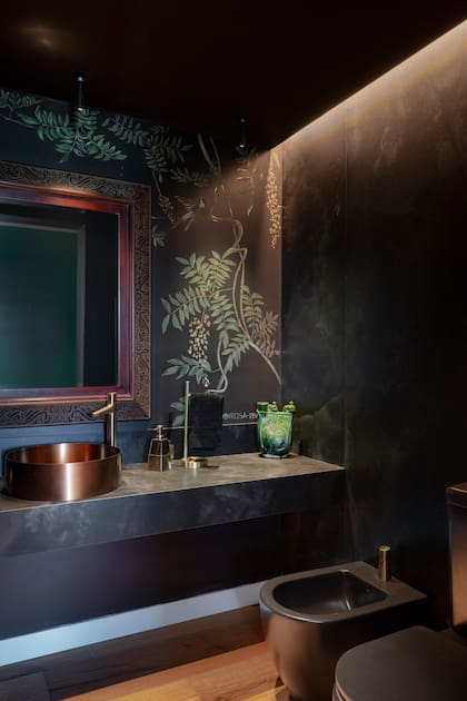 Sanitarios en negro satinado 'Fontana' y bacha redonda de apoyo en bronce brillante línea 'Mola' (todo de Ferrum).