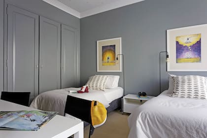 Las ilustraciones de Andrés Miguens enmarcadas suman arte y color en el cuarto de los chicos.