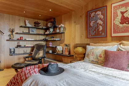 En la biblioteca, obra de libro plegado de Cristina Tchinnosian. Por medio de la iluminación de acentuación, se generan brillos sobre el arte y los objetos de interiorismo.