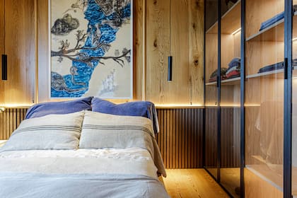 Ropa reciclada (Bonito Vintage). Revestimiento de pinotea Election satinado (Patagonia Flooring). La decoración de la cama estuvo a cargo del estudio de Leticia. Colchón (Rosen). Marco de cama Acustic Panel color roble brown y mesas de luz en acustic flex natural (Patagonia Flooring)