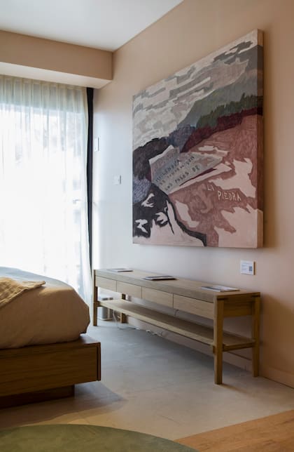 Sobre la consola (Marini Estudio), obra de arte de Azul van Peborgh (Diderot.art). Cortinas de lino de Hunte Douglas (Darlux).