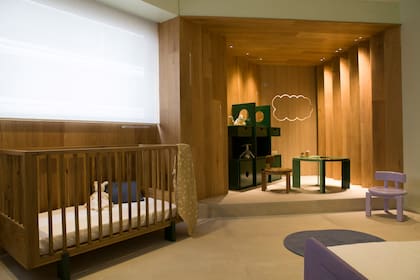 Lúdicamente, las paredes se revistieron con un zig-zag de roble (Patagonia Flooring) que subraya la luz de los artefactos 'Wipi' (IDEA Iluminación). Todos los muebles son de Marini Estudio.