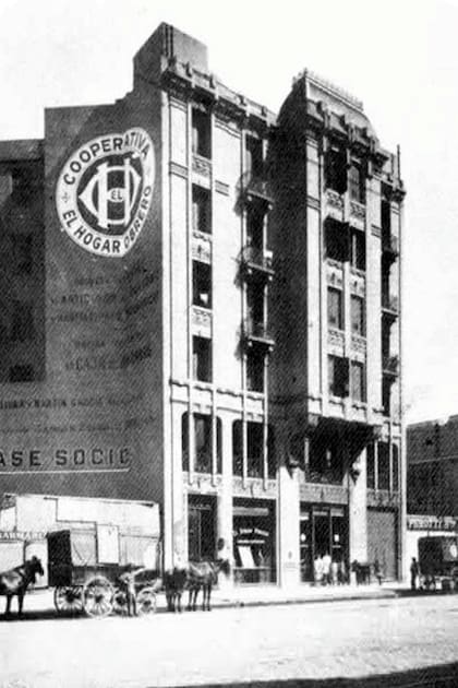 Foto del Edificio Juan B. Justo, construido y administrado por la cooperativa socialista de vivienda "El Hogar Obrero" en 1913 sobre la Avenida Martín García