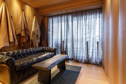 Para que la música fluya sin interferir en la vida de los vecinos, se colocaron paneles acústicos ´Acustic flex natural´ (Patagonia Flooring). Muchas de las maderas presentes en el espacio fueron recuperadas de los incendios del sur. Alfombra (Suspiros del monte). Cueros (Sofanova cueros).