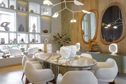 La mesa de comedor Hunter con tapa mármol es una novedad de Fontenla, acompañada por las sillas Terra.