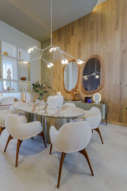 Porcelanato beige (San Lorenzo Design). El aparador es el modelo Puro de Fontenla.
