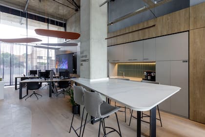 Detrás de la mesa alta, un infaltable coffee station, para los siempre bienvenidos breaks.