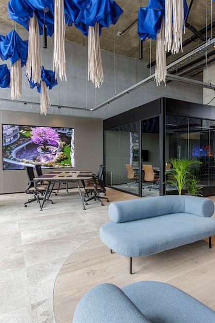 La instalación textil que recibe en el espacio fue creada con descartes de la empresa por la artista Bea Bianchi.